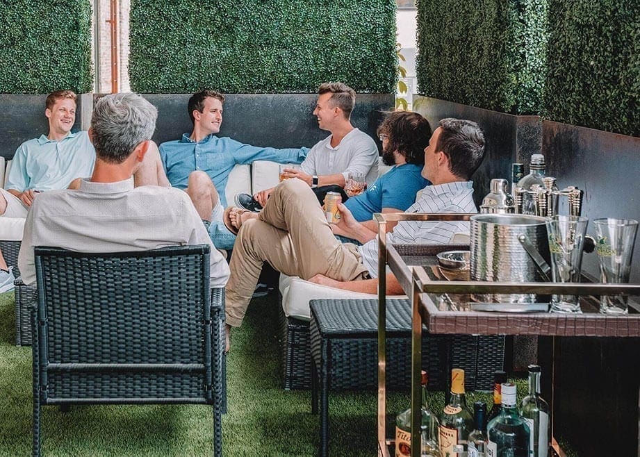 Mensen aan het praten in de tuin